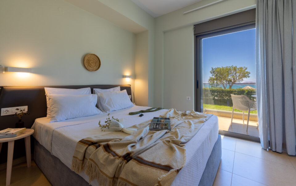 Double room with sea view, the bedroom